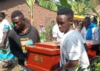 Depois de ataque que deixou 42 mortos em Uganda, jovens cantam sobre ressurreição