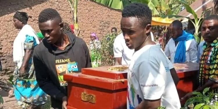 Depois de ataque que deixou 42 mortos em Uganda, jovens cantam sobre ressurreição