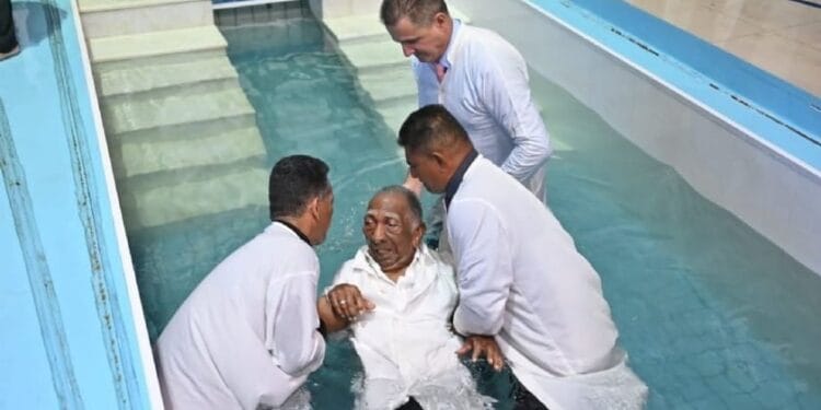 Nunca é tarde: idoso é batizado em Cuiabá aos 104 anos