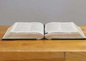 Justiça proíbe frase “sob a proteção de Deus” e leitura da Bíblia na Câmara de Araçatuba