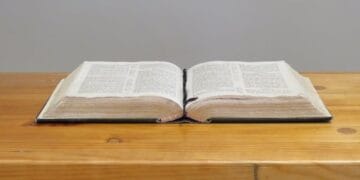 Justiça proíbe frase “sob a proteção de Deus” e leitura da Bíblia na Câmara de Araçatuba