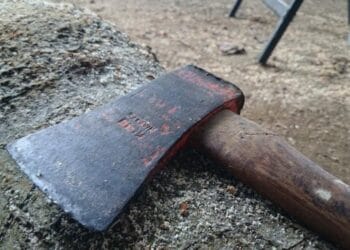 Homem entra em igreja pedindo orações e tenta matar fiéis com machadinha em MT