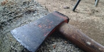 Homem entra em igreja pedindo orações e tenta matar fiéis com machadinha em MT