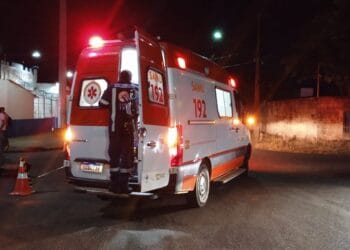 Motociclista cai em bueiro após ser batido por carro em cruzamento