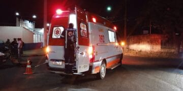 Motociclista cai em bueiro após ser batido por carro em cruzamento