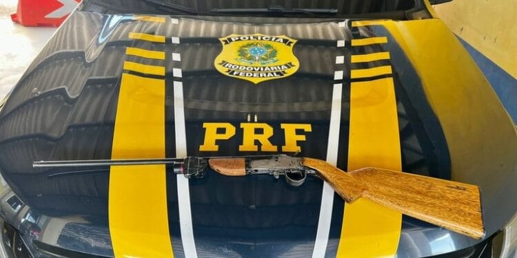 Em Pimenta Bueno, PRF apreende arma de fogo e diversas munições