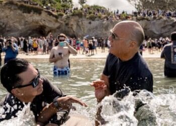Após cruzada, 4.500 pessoas são batizadas nas águas em praia da Califórnia