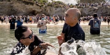 Após cruzada, 4.500 pessoas são batizadas nas águas em praia da Califórnia