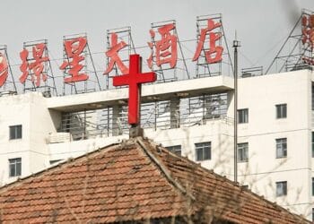 China: igrejas devem exibir slogan “Ame o Partido Comunista” na fachada, diz governo