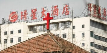 China: igrejas devem exibir slogan “Ame o Partido Comunista” na fachada, diz governo
