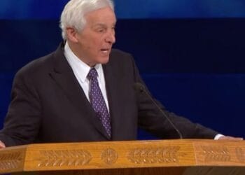 Negação da verdade bíblica e mensagem de bem-estar são sinais da apostasia, diz pastor