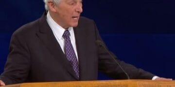 Negação da verdade bíblica e mensagem de bem-estar são sinais da apostasia, diz pastor