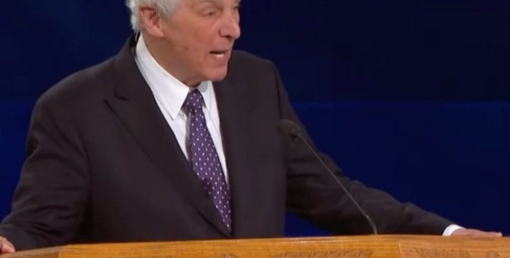 Negação da verdade bíblica e mensagem de bem-estar são sinais da apostasia, diz pastor