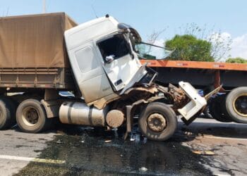 ACIDENTE GRAVE COM ENGAVETAMENTO DE TRÊS CARRETAS EM PORTO VELHO