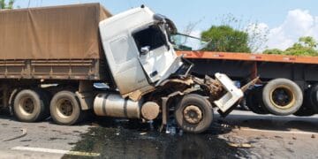 ACIDENTE GRAVE COM ENGAVETAMENTO DE TRÊS CARRETAS EM PORTO VELHO