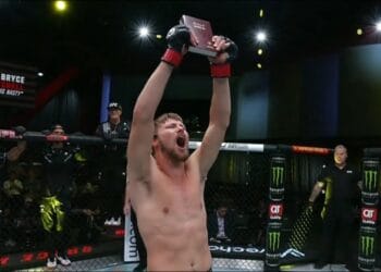 “O poder de Cristo prevalece sobre tudo”, diz lutador do UFC com a Bíblia na mão