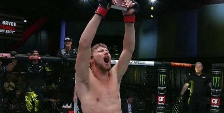 “O poder de Cristo prevalece sobre tudo”, diz lutador do UFC com a Bíblia na mão