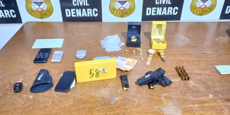 Ex-presidiário que luxava com carrão e relógios caros é preso com 1kg de cocaína e pistola