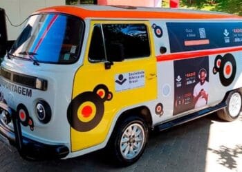 Kombi da Sociedade Bíblica roda pelo Brasil e grava versículos com 31 mil vozes