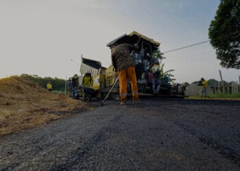 MISSÃO CUMPRIDA: Prefeito acompanha conclusão das obras de drenagem e pavimentação no bairro Nova Esperança