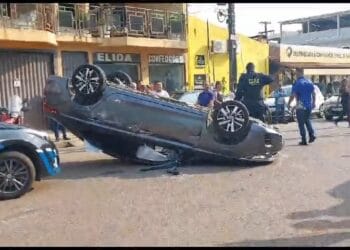 Carro capota após colisão na Av. Farquar
