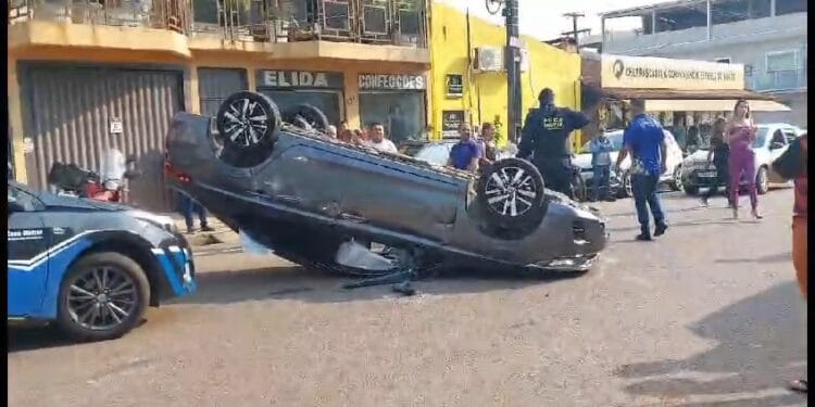 Carro capota após colisão na Av. Farquar