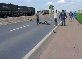 Casal em moto tenta cruzar a BR-364 e é atropelado por carro