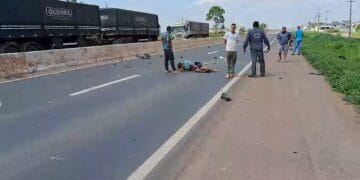 Casal em moto tenta cruzar a BR-364 e é atropelado por carro