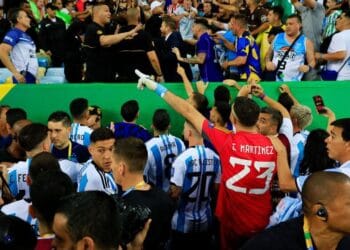 Brasil perde para Argentina em jogo marcado por confusão e amarga 1ª derrota em casa na história das eliminatórias com gritos de olé