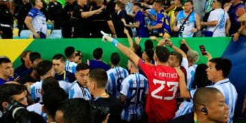 Brasil perde para Argentina em jogo marcado por confusão e amarga 1ª derrota em casa na história das eliminatórias com gritos de olé