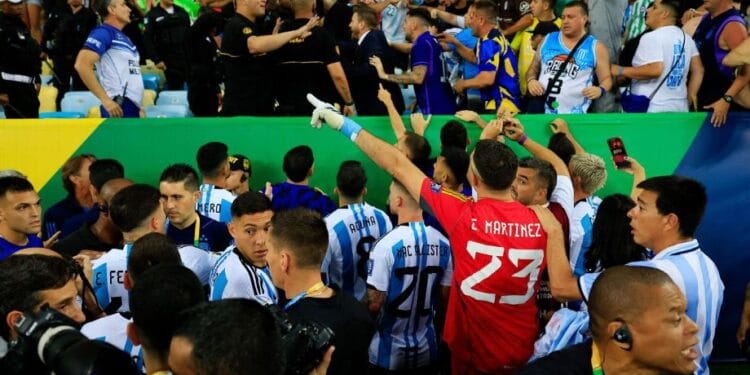 Brasil perde para Argentina em jogo marcado por confusão e amarga 1ª derrota em casa na história das eliminatórias com gritos de olé