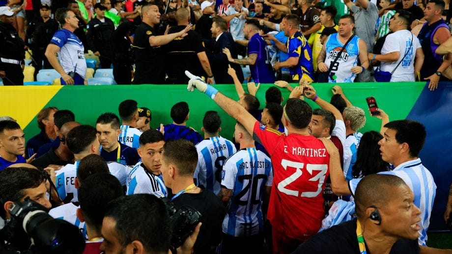 Olé e vergonha: Brasil cai para Argentina em jogo marcado por pancadaria