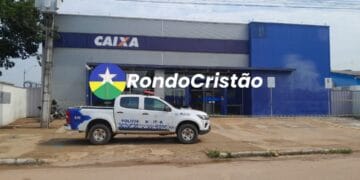 Bandidos fazem buraco na parede e invadem agência da Caixa Econômica