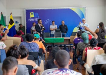 Benefício: A prefeitura realiza reunião com os catadores da Vila Princesa para discutir a data de pagamento do benefício.