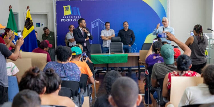 Benefício: A prefeitura realiza reunião com os catadores da Vila Princesa para discutir a data de pagamento do benefício.