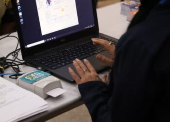 A gratuidade do transporte coletivo por meio do ComCard é um benefício para os idosos.