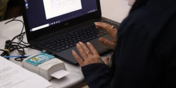 A gratuidade do transporte coletivo por meio do ComCard é um benefício para os idosos.