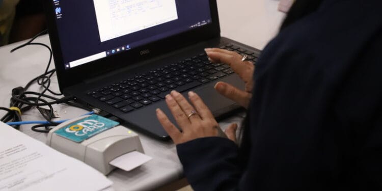 A gratuidade do transporte coletivo por meio do ComCard é um benefício para os idosos.