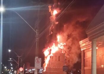 A estátua da Havan, em Porto Velho, foi completamente destruída por incêndio praticado por vândalos.
