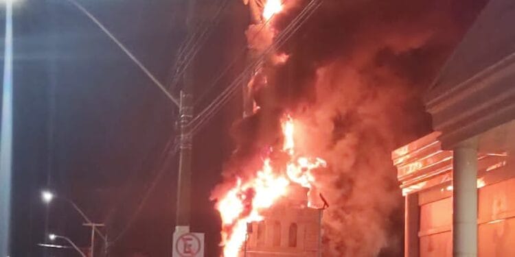 A estátua da Havan, em Porto Velho, foi completamente destruída por incêndio praticado por vândalos.