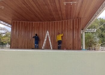 A Prefeitura está mobilizando uma “força-tarefa” para organizar a Praça Aluísio Ferreira em preparação para as festividades de fim de ano