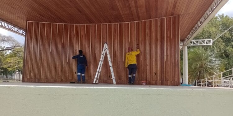 A Prefeitura está mobilizando uma “força-tarefa” para organizar a Praça Aluísio Ferreira em preparação para as festividades de fim de ano