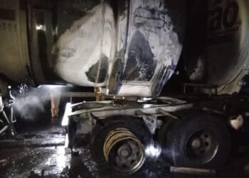Caminhão-tanque é atingido por incêndio na BR-364 em Porto Velho