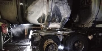 Caminhão-tanque é atingido por incêndio na BR-364 em Porto Velho