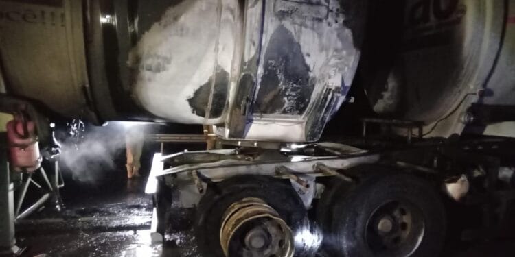 Caminhão-tanque é atingido por incêndio na BR-364 em Porto Velho