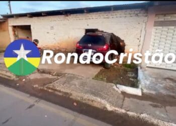 Carro invade residência e quase atropela mãe e filhas que dormiam no quarto