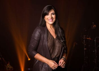 Fernanda Brum deixa o culto após igreja tocar “Eguinha Pocotó”