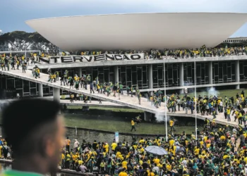 A Polícia Federal conduziu uma nova etapa da Operação ‘Lesa Pátria’ nesta segunda-feira (8), com o objetivo de investigar os atos antidemocráticos que ocorreram em 8 de janeiro do ano passado