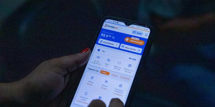 Mais de 400 mil downloads já foram realizados do aplicativo que possibilita a recarga online do Comcard; saiba como utilizar.