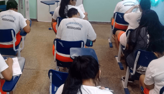 Unidades prisionais do Estado estão oferecendo cursos profissionalizantes de maquiagem e secretariado como meio de ressocialização